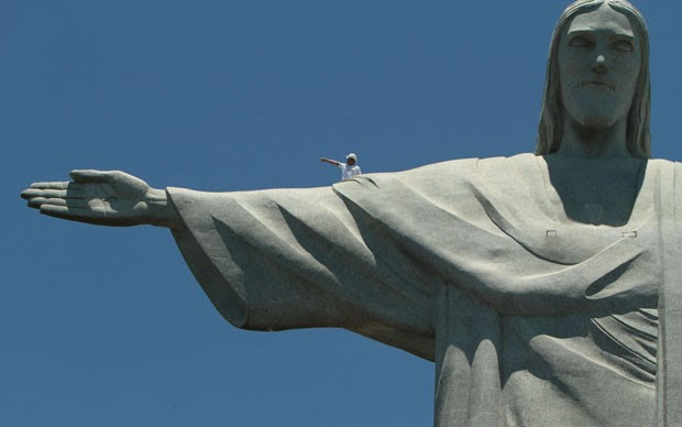 Funcionários sobem no Cristo antes de início de reparos na mão direita da estátua, atingida por raios durante tempestade semana passada (Foto: Levy Ribeiro/Brazil Photo Press/Estadão Conteúdo)