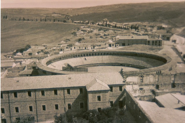 Plaza de Toros y Camino del Cementerio y de Madrid hacia 1900 vistos desde el Hospital Tavera