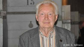 Hardy Firl. Er ist Zeitzeuge des Volksaufstands vom 17. Juni 1953
Wo: Im ehemaligen DDR-Gefängnis in der Keibelstraße in Berlin. Hardy Firl war nach den Ereignissen des 17. Juni 1953 in der DDR für drei Jahre in Haft, allerdings NICHT in der Keibelstr.
Copyright: DW / Sarah Hofmann
