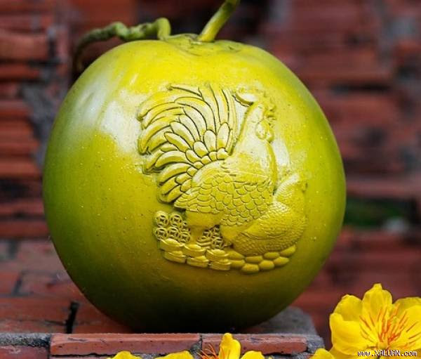 Dừa hình gà sản phẩm độc quyền lần đầu tiên được tạo ra bán cho người dân Tết Đinh Dậu - Ảnh: DPT