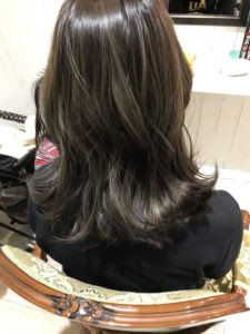 セルフヘアカラーのコツとポイントを教えます 黒髪から明るくする編