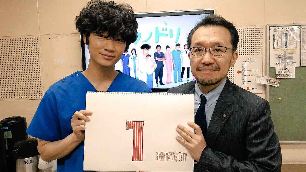 鴻鳥サクラと サクラのモデルとなった荻田先生 最終回は 荻田先生ほか医師の方々が総結集して撮影を行いました そんな超リアルな医療シーンにもご注目ください コウノドリ 綾野剛 話題の画像がわかるサイト