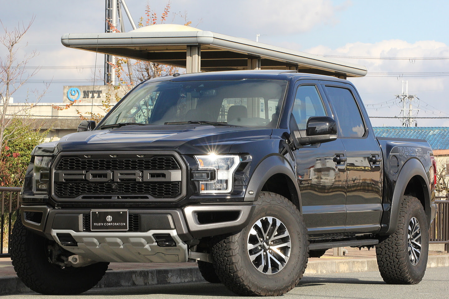 ついにきました アメ車 フォード ｆ １５０ ラプター 新入庫です ベンツを中心に外車販売 修理 カスタム 板金塗装 株式会社トラスティコーポレーション