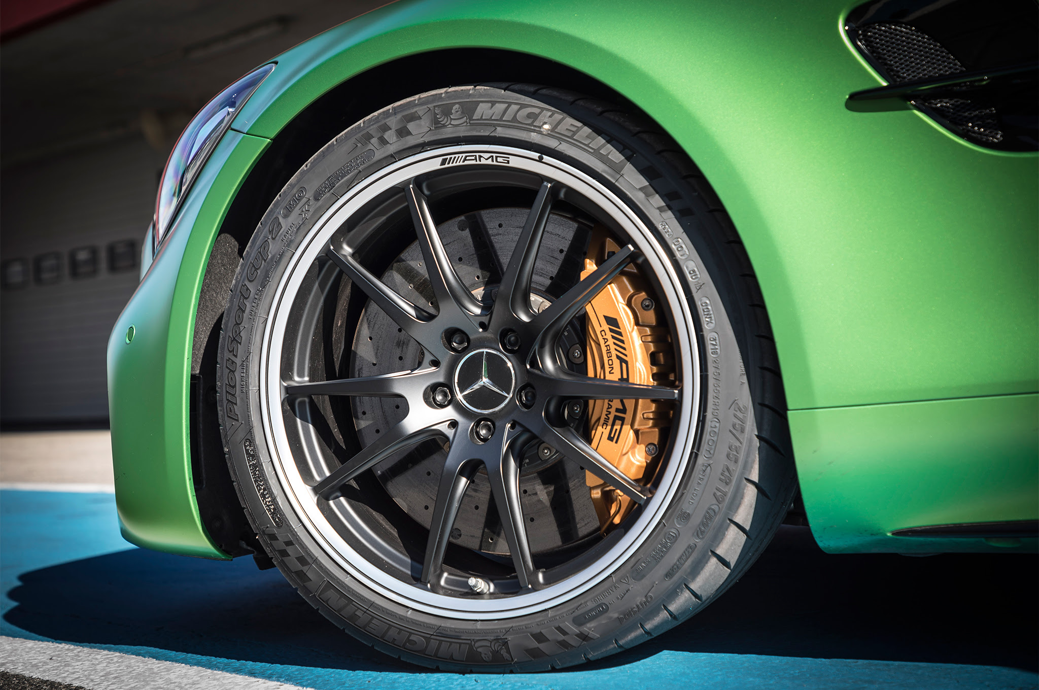 2018 Mercedes AMG GT R wheels 1