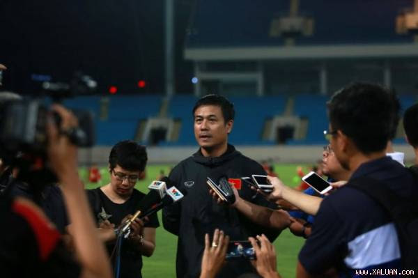 HLV Hữu Thắng trả lời phỏng vấn giới truyền thông sau buổi tập của đội U22 VN trên sân Mỹ Đình tối 11-5.