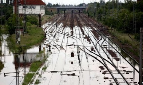 Jaringan rel kereta dari Magdeburg di timur Jerman ke Leipzig terendam banjir. Foto : Reuters.