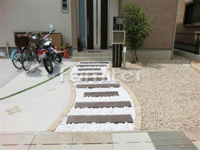 コンクリートでできた枕木でおしゃれアプローチ ファミリー庭園 滋賀店 タカショー リフォームガーデンクラブ