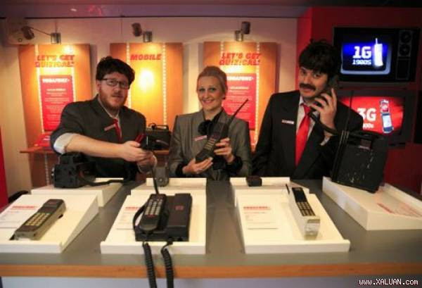  Những chiếc điện thoại di động đời đầu có thể đã ra mắt sớm hơn nếu FCC không ưu tiên sóng truyền hình.