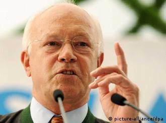 Der innenpolitische Sprecher der Unions-Bundestagsfraktion, Hans-Peter Uhl (CSU), spricht am Sonntag (13.09.2009) in München (Oberbayern) im Bierzelt beim Aubinger Herbstfest. Foto: Tobias Hase dpa/lby +++(c) dpa - Report+++<br /> 