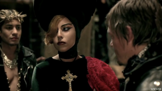 Resultado de imagen para lady gaga con cruces y cadenas