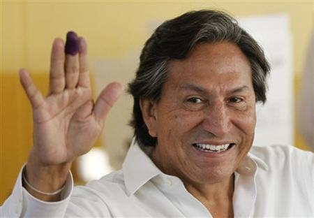 Peru's presidential candidate Alejandro Toledo gestures after casting his ballot in the general elections in Lima, April 10, 2011. REUTERS/Enrique Castro-Mendivil
