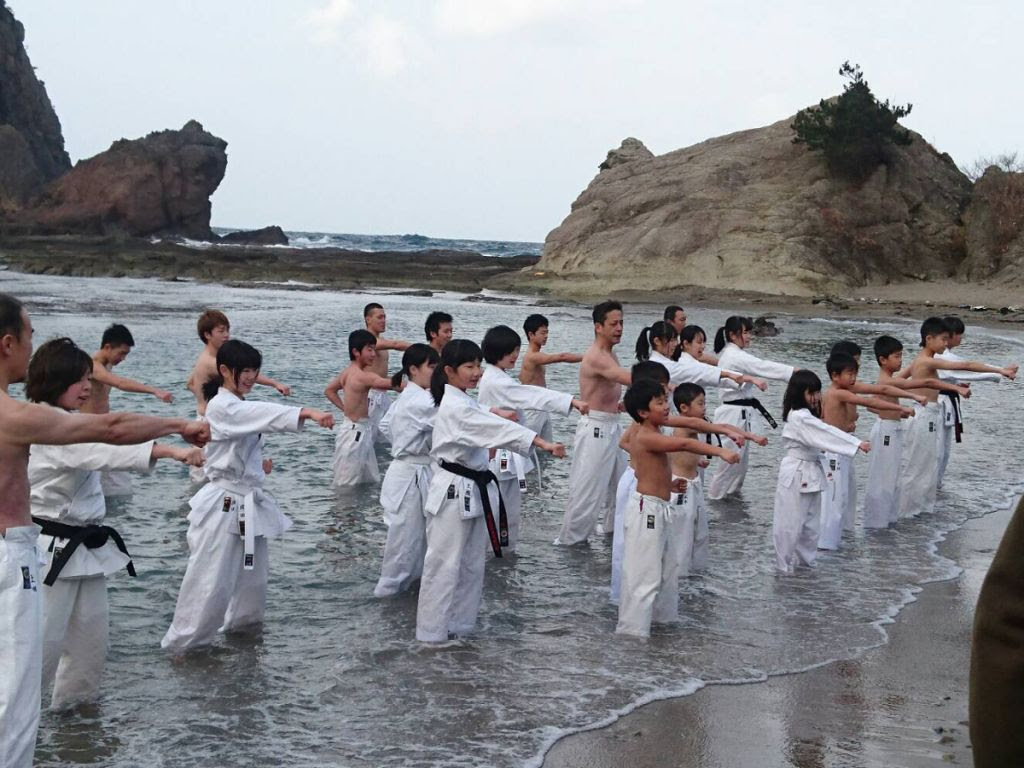 冷たい海の中へ 毎年恒例の空手初稽古が行われました 櫂の詩blog櫂の詩blog
