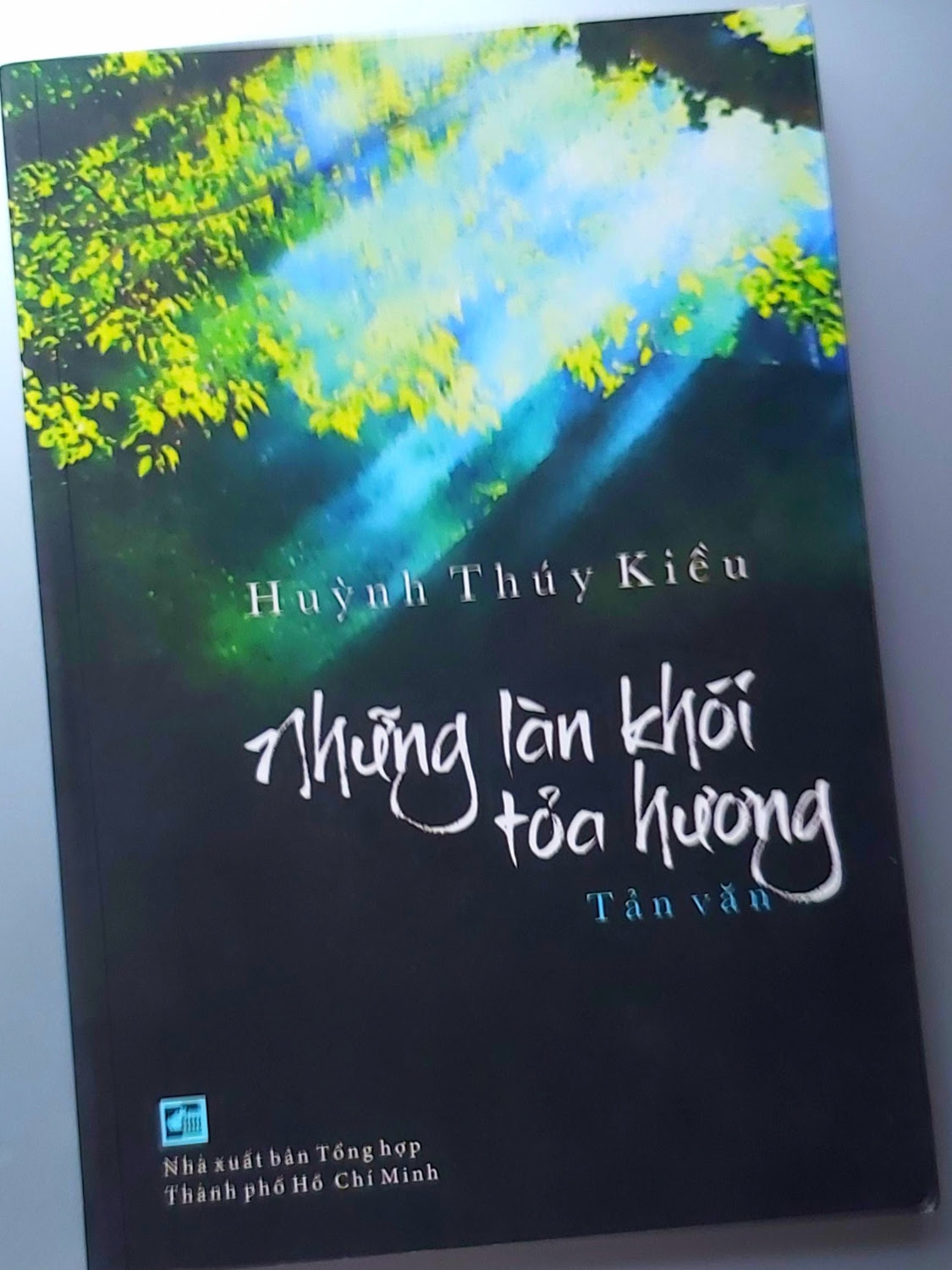 Những làn khói tỏa hương - Đọc tản văn của Huỳnh Thúy Kiều. NLK