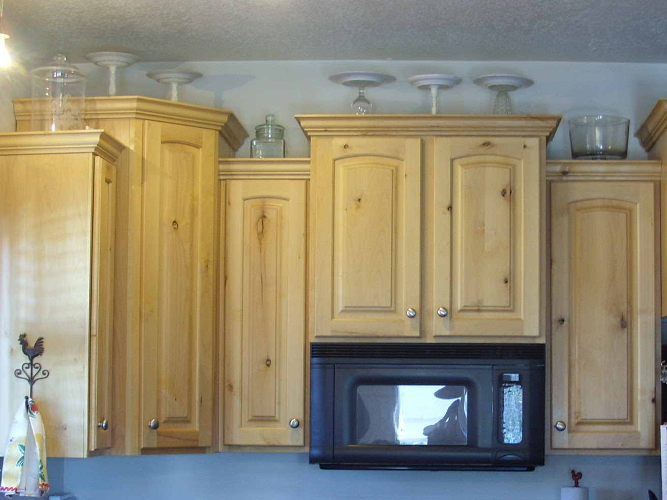 Pictures Of How To Decorate Above Kitchen Cabinets | Lyfe Kitchen