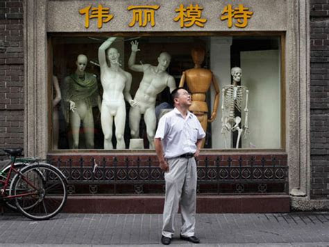 funny mannequin store front display funny bizarre