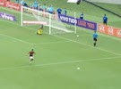 Ceni%20cobra%20falta%2C%20mas%20bola%20bate%20na%20barreira%20e%20Felipe%20defende