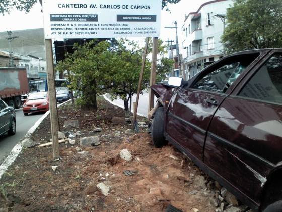 caarro sobe no cqanteiro