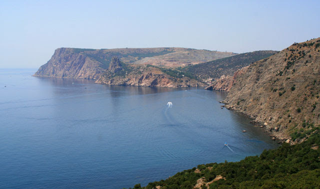 Балаклавскую бухту не видно со стороны моря | Балаклава