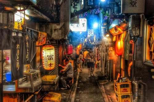 Omoide Yokocho được mở ra ngay sau khi kết thúc thế chiến thứ hai vào cuối năm 1940, đầu những năm 1950. Trong những năm 1990 đã có một đám cháy xảy ra và khu vực này gần như bị phá hủy toàn bộ.