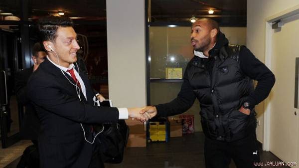  Henry hiểu rõ tâm tư của Oezil lúc này.