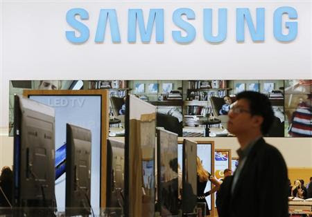 A journalist walks at the Samsung booth during a media preview day at the IFA consumer electronics fair in Berlin, September 5, 2013. REUTERS/Fabrizio Bensch