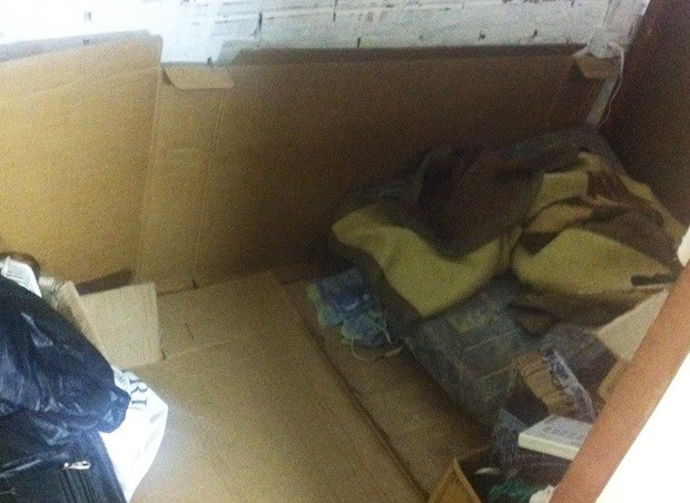 Jovem dormia em colchão no chão, coberta por tapumes e papelão (Foto: Eduardo Fonseca / TV TEM)