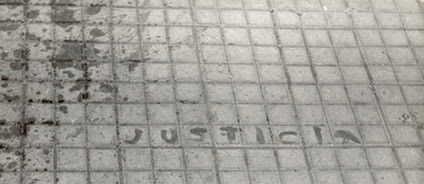 La palabra Justicia escrita con la sangre de uno de los asesinados