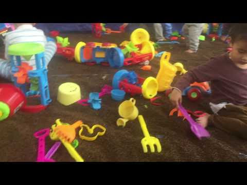 Trò chơi xúc cát cần cẩu trẻ em