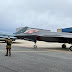 F35 Bundeswehr / Ein ukrainischer feuerwehrmann zieht einen schlauch durch ein großes lebensmittellager.