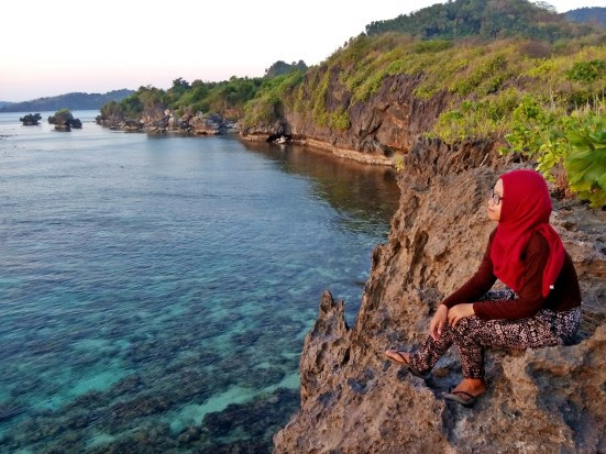 Lautan di bawah itu penuh terumbu karang lho