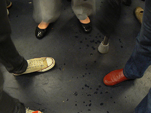 pieds dans le métro.jpg