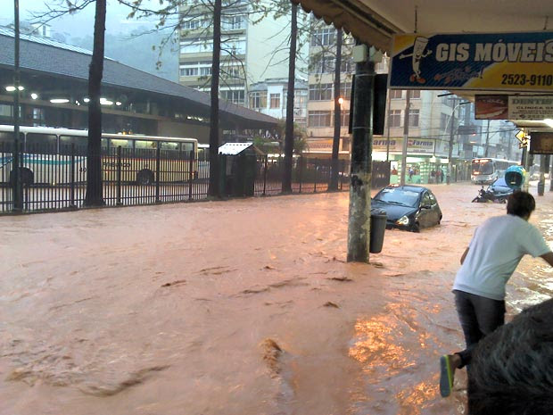 A chuva forte deste sábado (15) deixou algumas ruas do centro de Nova Friburgo alagadas. Cidade da Região Serrana do Rio está em estado de atenção desde o fim da tarde (Foto: Carolina Izabel de Siqueira/VC no G1)
