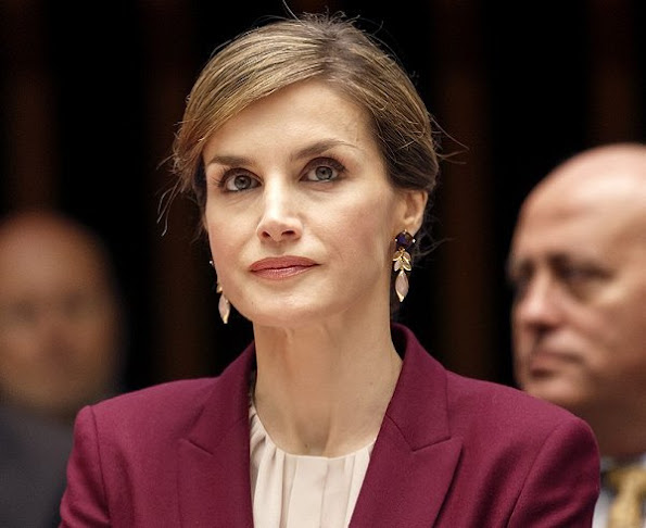 Queen Letizia wore Hugo Boss Jamayla Blazer and Valessima Skirt, Prada Pumps, Coolook hera earrings