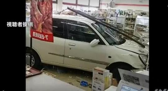 日本高龄司机再酿事故 81岁老妪驾车冲进便利店致1人轻伤 故事汇 中国财富网