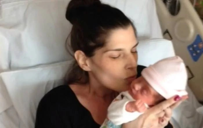 Elizabeth y la pequeña Lily Joice. Foto: Elizabeth Joice / Captura de YouTube