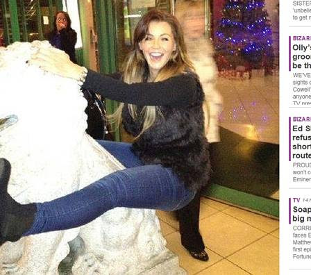 ... e monta sobre uma estátua de um leão