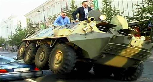 بالفيديو : فى ليتوانيا يسحقون السيارات التى تركن بصورة مخالفة