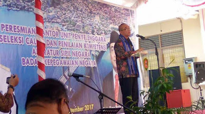 Ambon, Malukupost.com - Kepala Badan Kepegawaian Negara (BKN) RI, Bima Haria Wibisana bersama Gubernur Maluku, Said Assagaff meresmikan operasional kantor Unit Penyelenggara Seleksi calon dan penilaian Kompetensi (UPT) Aparatur Sipil Negara (ASN) BKN Propinsi Maluku, di Ambon, Kamis (14/9). Menurut Bima Haria, gedung kantor di Maluku yang diresmikan tersebut merupakan UPT ke sembilan yang telah dibuka BKN di seluruh Indonesia, setelah di Jambi, Semarang, Serang, Gorontalo, Padang, Mataram, Kendari, dan Palu. UPT BKN Kota Ambon difungsikan untuk menjangkau seluruh pelayanan kepegawaian yang ada di Provinsi Maluku. Percepatan pendirian Kantor UPT BKN Kota Ambon terlaksana atas kerja sama BKN dengan Pemprov Maluku terutama untuk ijin pinjam pakai tanah dan bangunan sejak 19 Mei 2017.