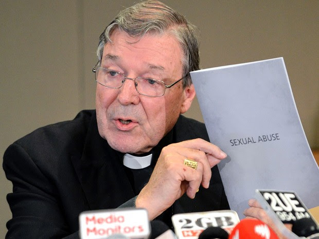 Foto de 13 de novembro de 2012 mostra o cardeal George Pell exibindo sua resposta à arquidiocese sobre uma acusação de abuso sexual em Sidney, na Austrália  (Foto: AFP Photo/Files/Roslan Rahman)