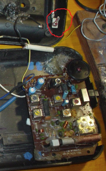 en que lugar de la placa se sale a la antena FM?