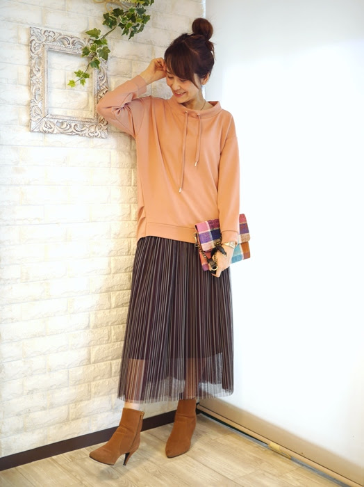 年春のトレンドカラー くすみピンク まずは定番人気のフードレスパーカでコーディネートしてました セレクトショップlisa