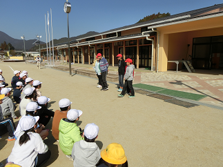 ２月２６日 月 ぽかぽか天気の下で全校手つなぎ鬼 東栄小学校