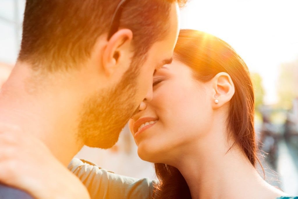 01-kiss-Wacky-Ways-to-Burn-Extra-Calories-358201958-Rido