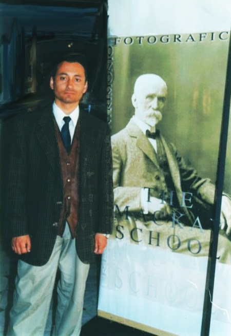 http://avrocca.files.wordpress.com/2008/12/00_00000adolf.jpg