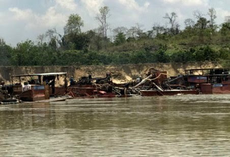 Các tàu khai thác cát trái phép bị bắt giữ. Ảnh: TP.