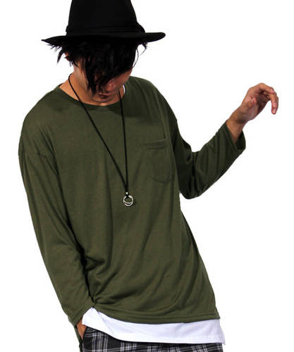 カーキのロングtシャツのメンズコーディネート 着こなし