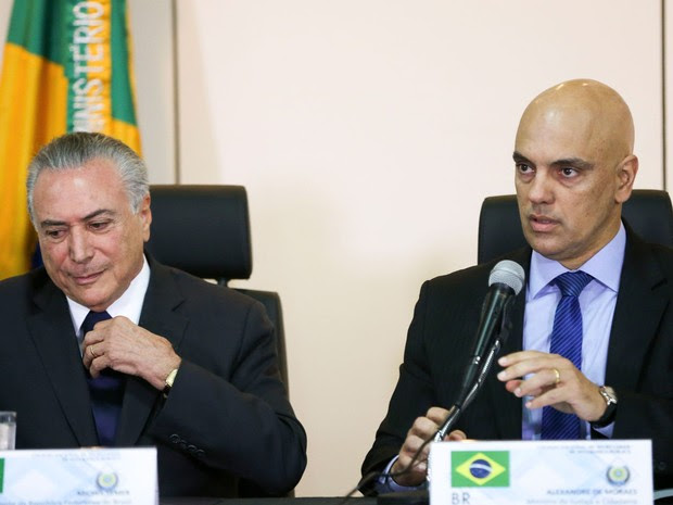 O presidente em exercício, MIchel Temer, e o ministro da Justiça, Alexandre Moraes, durante reunião com secretários de segurança dos estados nesta terça-feira (31) (Foto: Marcelo Camargo/ABr)