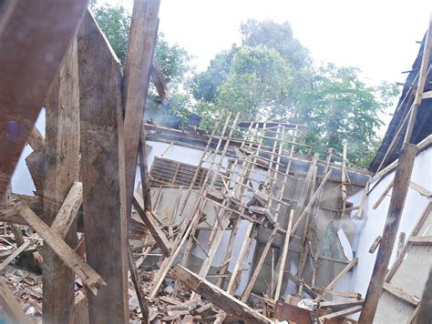 sdn  pandeglang ambruk muridnya numpang belajar