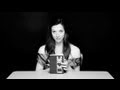 Stoya, Estrela Porno, mostra como se usa um vibrador enquanto se lê um livro em voz alta! 