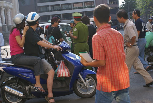 Công an bắt người đi biểu tình